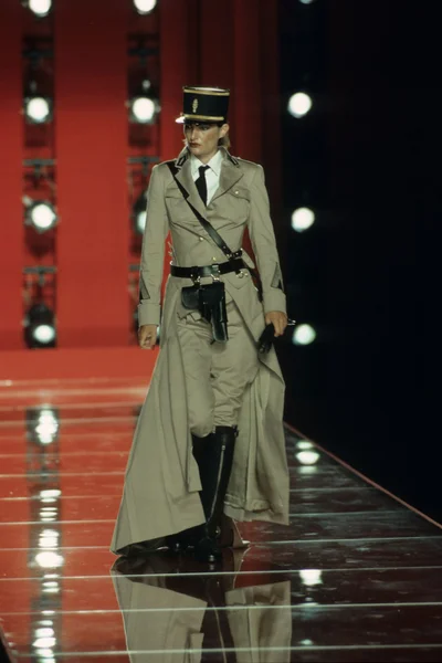 Look 16